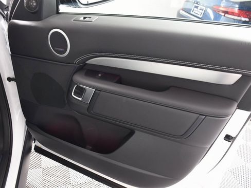 Used 2025 Land Rover Discovery Dynamic SE image 18