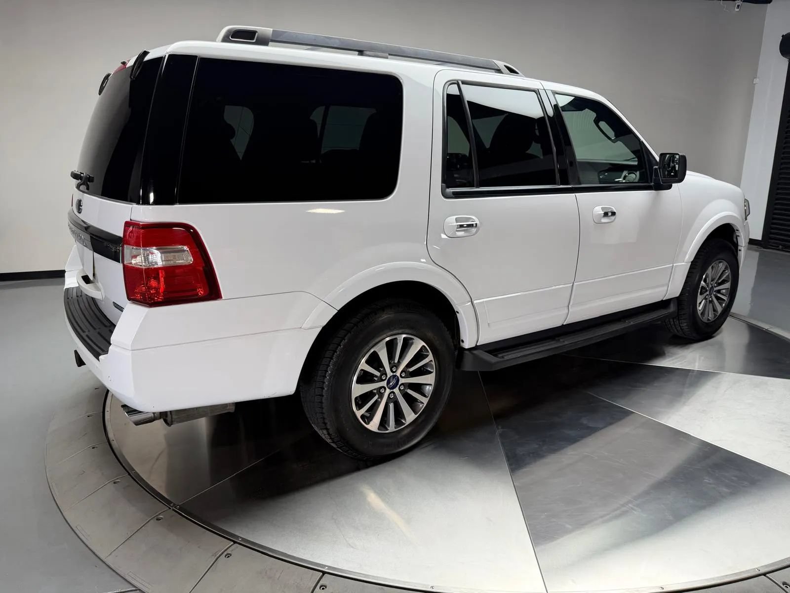 Used 2017 Ford Expedition 4WD image 2