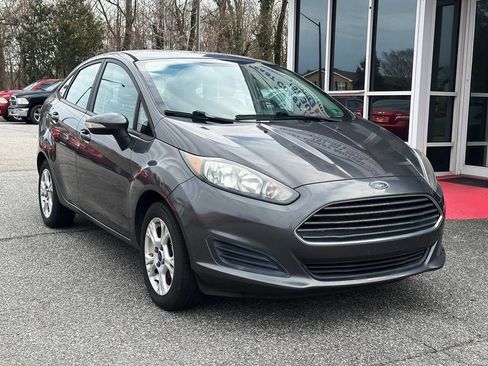 Used 2015 Ford Fiesta SE image 1