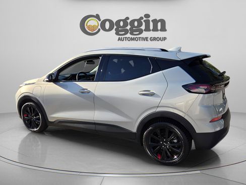 Used 2023 Chevrolet Bolt EUV LT w/ Convenience Package FWD image 3