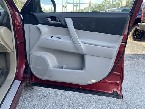 Used 2010 Toyota Highlander SE FWD image 31
