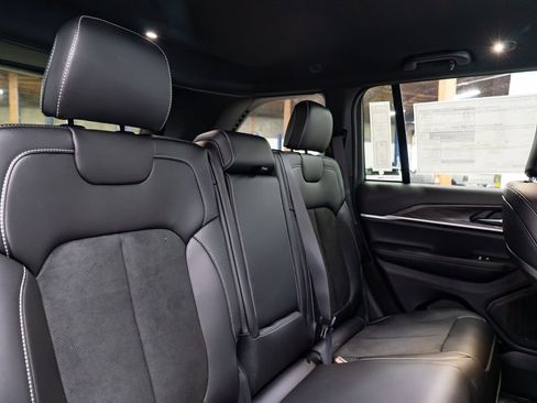 New 2026 Jeep Grand Cherokee Altitude image 31