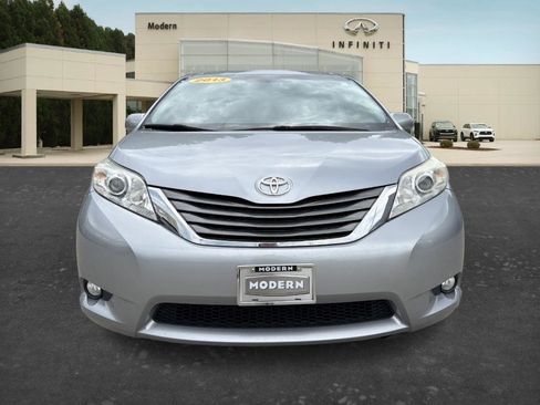 Used 2013 Toyota Sienna XLE w/ Entertainment Pkg FWD image 2