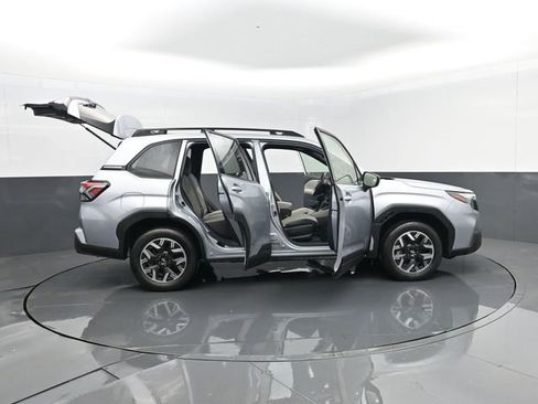 Used 2025 Subaru Forester Premium image 29