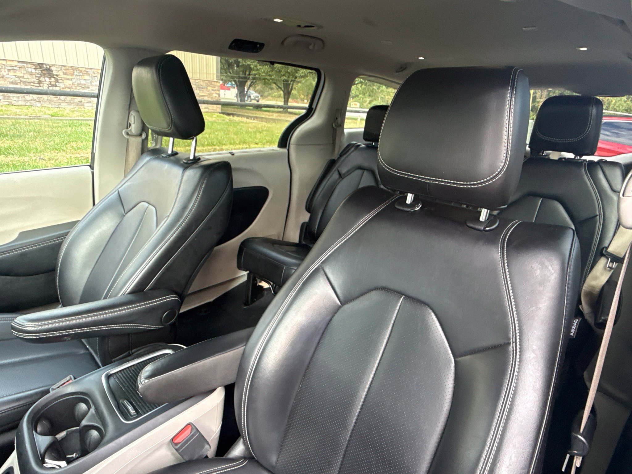 Used 2023 Chrysler Pacifica Touring-L FWD image 13