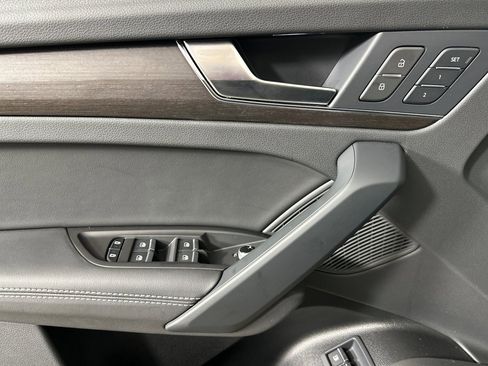 Used 2024 Audi Q5 e Premium Plus w/ Premium Plus Package image 10