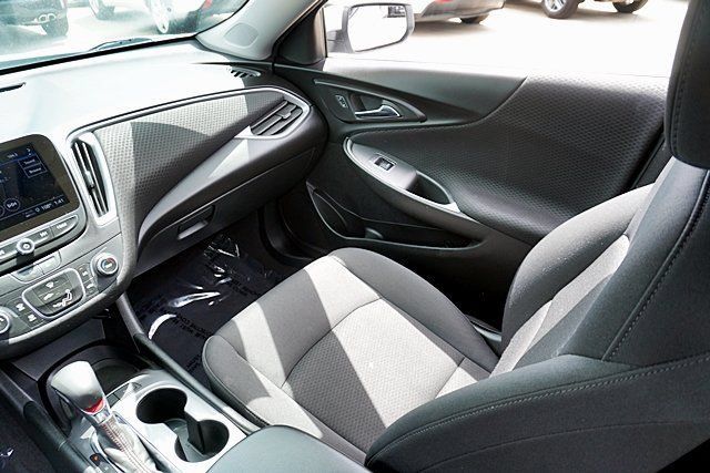 Used 2025 Chevrolet Malibu RS FWD image 30