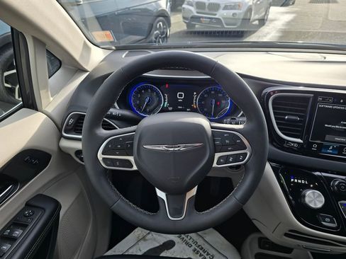 Used 2023 Chrysler Pacifica Touring-L image 23