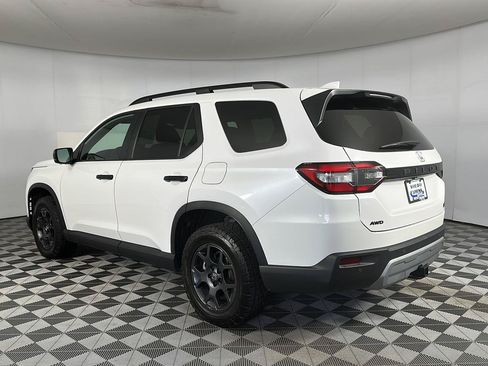 Used 2025 Honda Pilot TrailSport image 26