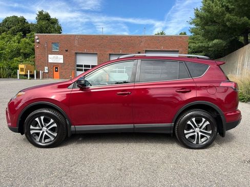 Used 2018 Toyota RAV4 LE AWD/4WD image 3