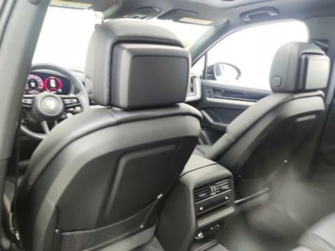 Used 2025 Porsche Cayenne w/ Premium Package image 30