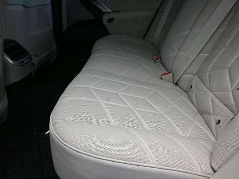 Used 2023 BMW 740i image 17