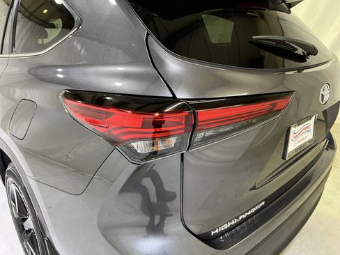 Used 2023 Toyota Highlander LE AWD/4WD image 10