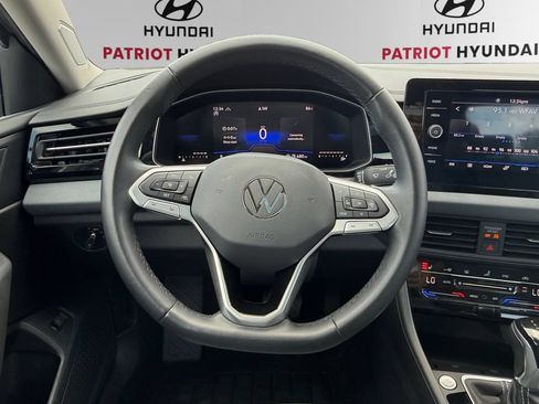 Used 2025 Volkswagen Jetta SE FWD image 12