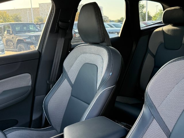 Used 2022 Volvo XC60 B5 R-Design FWD image 14