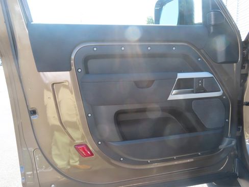 Used 2023 Land Rover Defender 90 S image 25