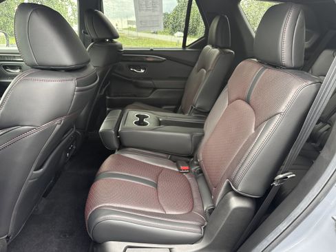 Used 2025 Honda Pilot Black Edition image 8