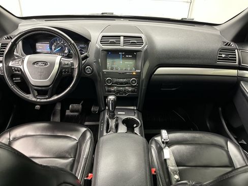 Used 2019 Ford Explorer XLT w/ Equipment Group 202A AWD/4WD image 4