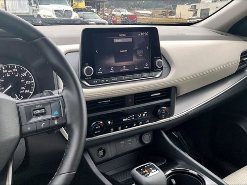 Used 2025 Nissan Rogue SV image 6