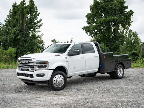 New 2026 RAM 4500 4x4 Crew Cab DRW w/ Laramie Trim Package image 4