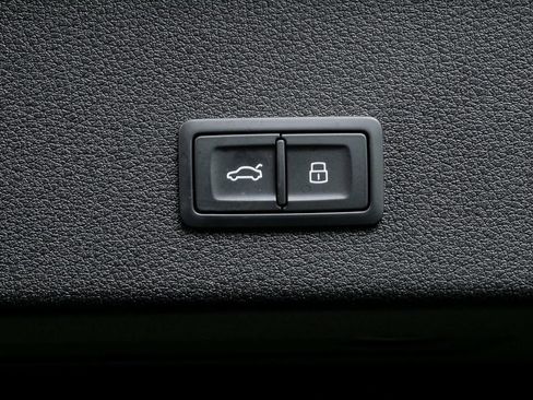 Certified 2024 Audi Q8 e-tron Prestige image 33