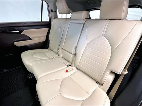 Used 2021 Toyota Highlander XLE image 20