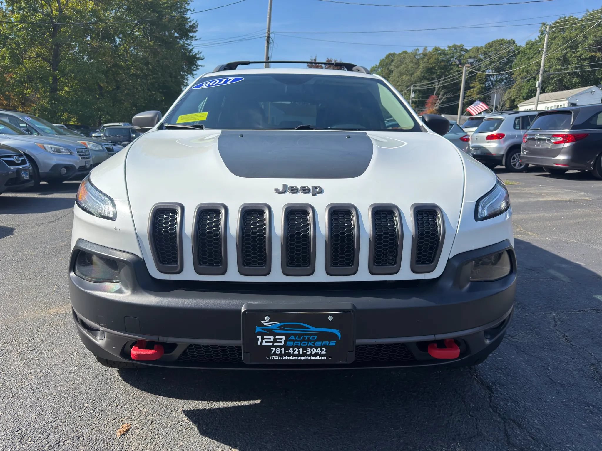 Used 2017 Jeep Cherokee Trailhawk AWD/4WD image 2
