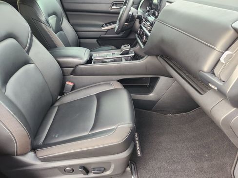 Used 2024 Nissan Pathfinder SL w/ SL Premium Package image 17