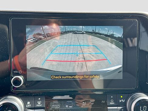 Used 2024 Toyota Highlander XLE FWD image 14