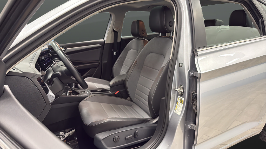 Certified 2025 Volkswagen Jetta SE FWD image 9