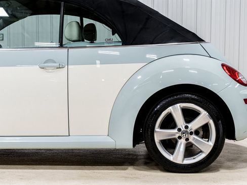 Used 2010 Volkswagen Beetle Convertible image 4