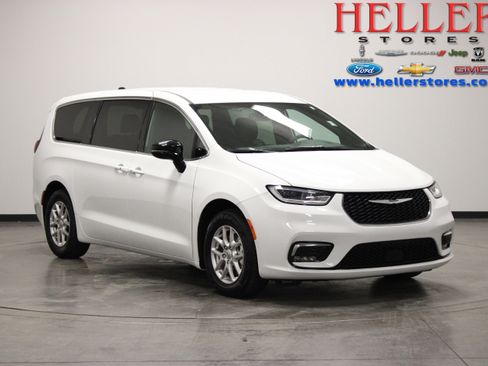 Used 2025 Chrysler Pacifica Select FWD image 1