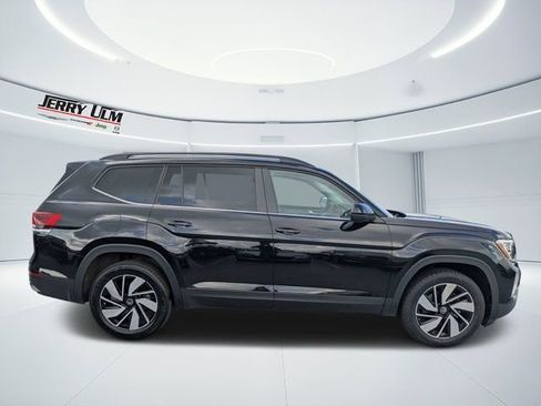 Used 2025 Volkswagen Atlas SE AWD/4WD image 2