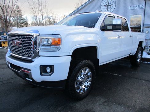 Used 2017 GMC Sierra 2500 Denali image 2