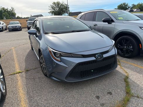Used 2022 Toyota Corolla LE FWD image 2