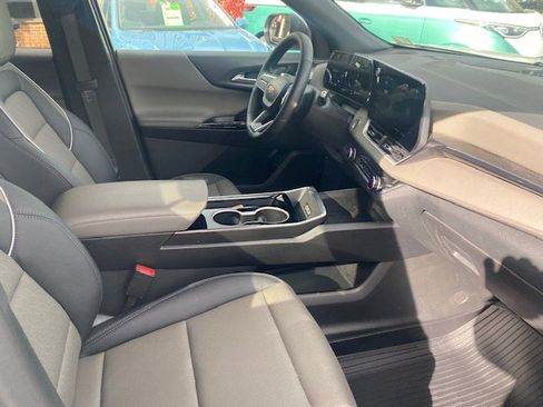 Used 2025 Chevrolet Equinox LT w/ Convenience Package II image 8