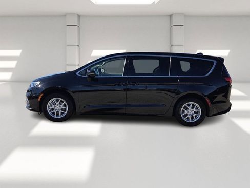 Used 2024 Chrysler Pacifica Touring-L image 2