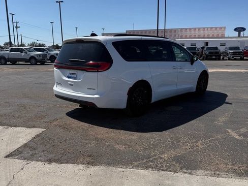 Used 2025 Chrysler Pacifica Limited FWD image 4