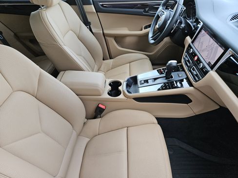 Certified 2025 Porsche Macan image 15