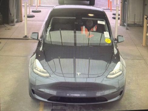 Used 2022 Tesla Model Y Long Range image 2