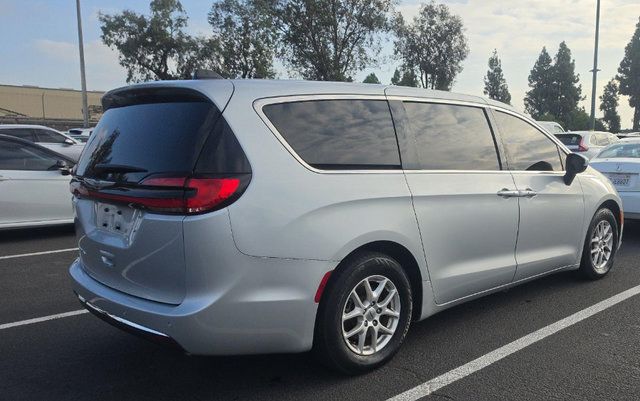 Used 2023 Chrysler Pacifica Touring-L FWD image 4
