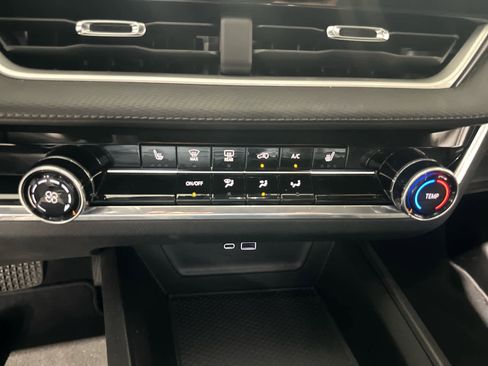 Used 2025 Chevrolet Equinox LT FWD image 23