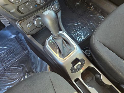 Used 2022 Jeep Renegade Latitude image 17