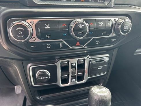 Used 2020 Jeep Wrangler Unlimited Sahara w/ Uconnect 4C Nav & Sound Group AWD/4WD image 28