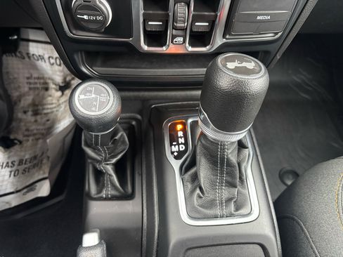 Used 2024 Jeep Wrangler Sahara image 23