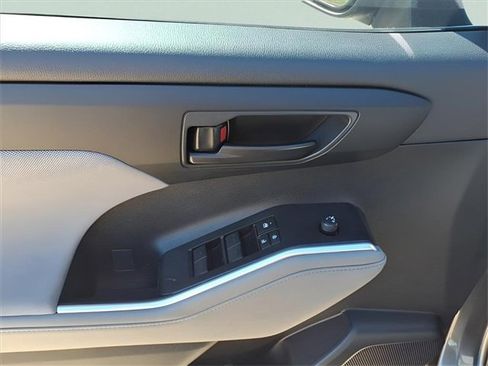 Used 2023 Toyota Highlander L image 16