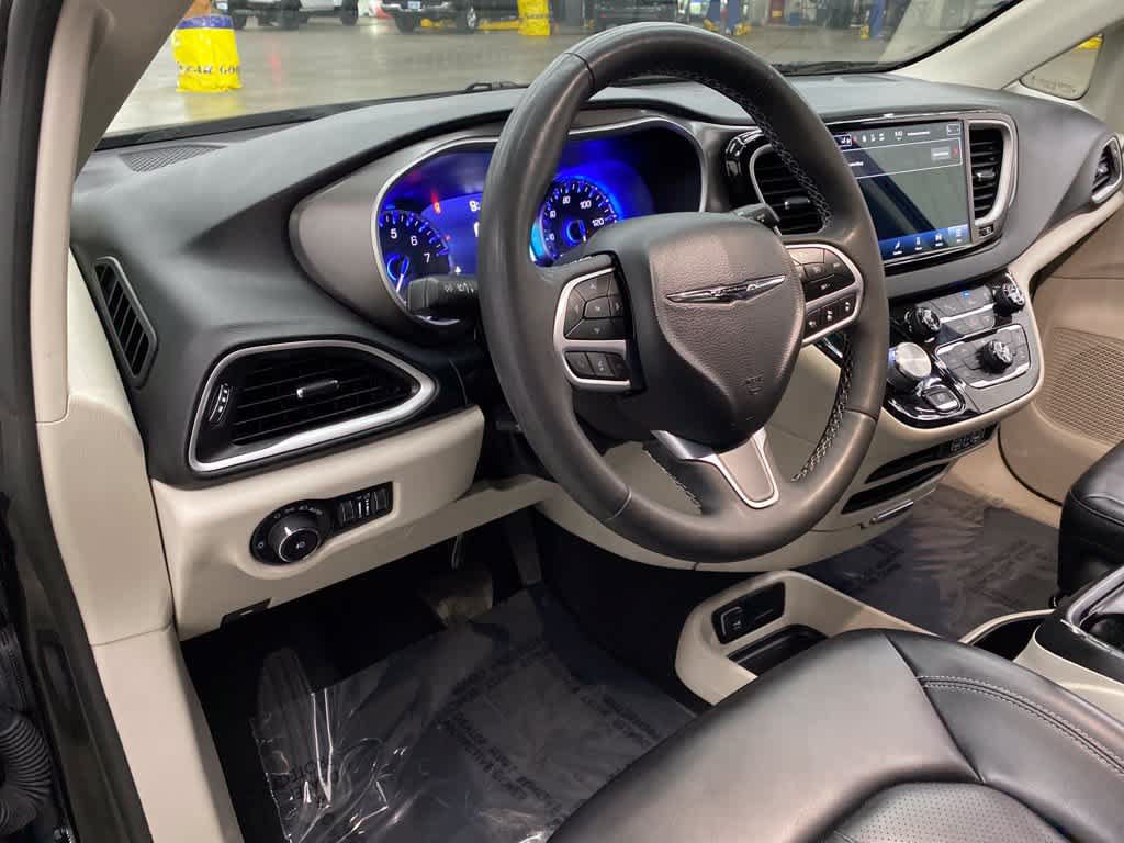 Used 2023 Chrysler Pacifica Touring-L FWD image 2