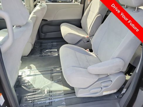 Used 2020 Toyota Sienna L w/ Carpet Mat Package FWD image 18