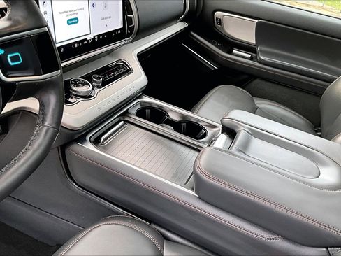 Used 2025 Ford Expedition Active image 15