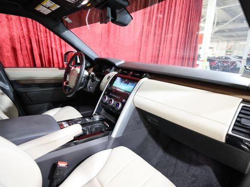 Used 2018 Land Rover Discovery HSE image 26